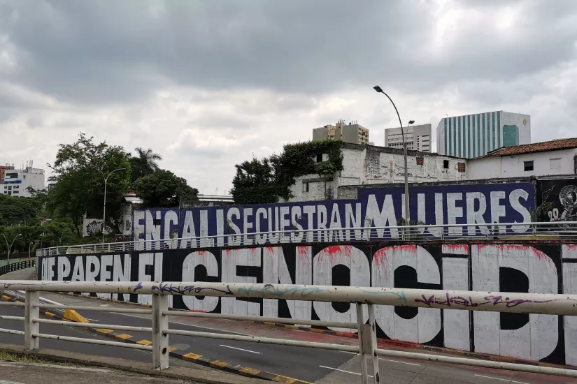 Under de nasjonale protestene i fjor ble det malt flere veggmaleri som raskt ble fjernet. "Stopp folkemordet" står det på denne veggen i sentrum av Cali.  